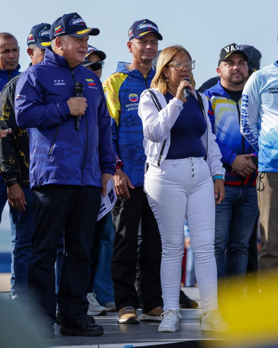 ConElMazoDando's tweet photo. #PorElCaminoDeChávezSiempre | Con motivo de la Activación de los Cuadrantes de Paz en el estado Sucre, este lunes 02 de marzo, el  vicepresidente Sectorial de Política, Seguridad Ciudadana y Paz, Diosdado Cabello Rondón, informó que el Gobierno Bolivariano entregó un lote de unidades de patrullas y motos.

Precisó que había 78 Cuadrantes de Paz, "vamos a pasar a 224 Cuadrantes en todo el estado. Nos hemos encargado de dotar a los Cuadrantes con vehículos y además con un teléfono (...) que lo comunica al 911".

"Hemos sacado la cuenta (...) y las unidades, las 60 patrullas que se van a entregar a acá en Sucre, le pertenecen al Pueblo. Me gusta aclarar la cosa porque yo paso revista, yo mismo", aseveró.

En este punto, enfatizó que la activación de los Cuadrantes de Paz, "es garantía de tranquilidad y de paz para el Pueblo, donde antes no había ni una, ahora van atener dos motos  y una camioneta que estará patrullando su Cuadrante, no el 14 o el 24, no, sino donde le corresponde".

El ministro Cabello, precisó que "quiero agradecer a nuestra hermana gobernadora todo el apoyo para consolidar esta propuesta del presidente Nicolás Maduro, este tema de los Cuadrantes de Paz".

Explicó que el objetivo es cada Circuito Comunal debe convertirse en un Cuadrante de Paz, "así lo hemos venido haciendo en todo el territorio nacional".

El ministro destacó que el tema de la seguridad le compete a todos los Cuerpos de Seguridad del Estado, pero también a toda la población.

Al referirse a la Consulta Nacional Popular del 8 de marzo, destacó que las unidades y las motos pueden ser utilizadas para movilizar al Pueblo, "sin problemas, porque es para que el Poder Popular se exprese, lo haga de manera voluntaria, y tenga medios para hacerlo".

También precisó que Sucre ya cuenta con 145 Cámaras de Seguridad, "y vamos a seguir avanzando, porque ayuda, la cámara es prevención".

Con esta activación se beneficiarán 224 Comunas en función de la seguridad ciudadana.

@dcabellor