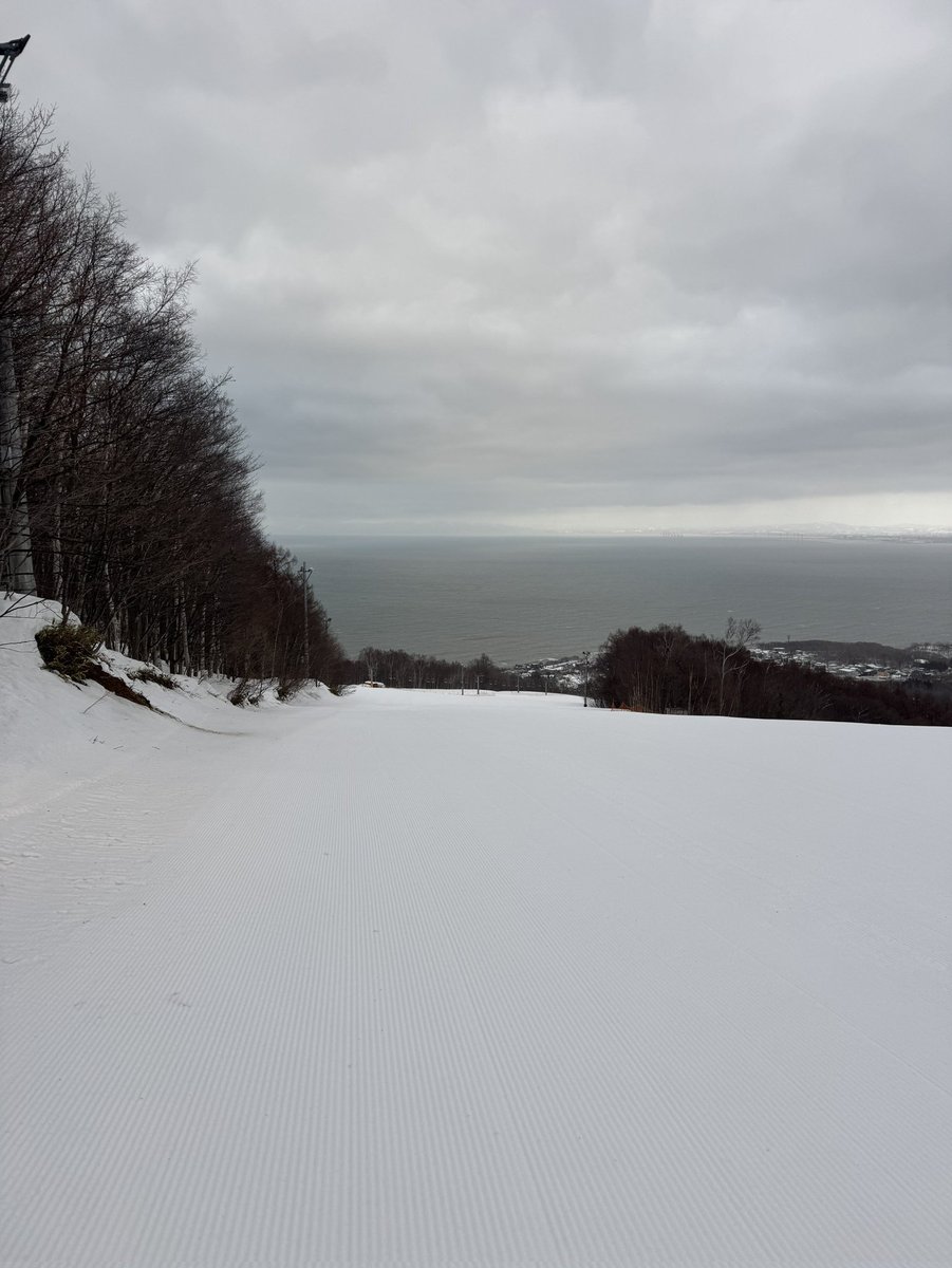 2026年3月3日（火）
天候 曇り
気温0℃
風速3m
積雪70cm
雪質湿雪
営業時間9:00-23:00 
onze.jp
毎日JR銭函駅より無料送迎バス運行中
本日メンズデイ

#オーンズ　#otaru #メンズデイ　#ski　#ゲレンデから海が見える