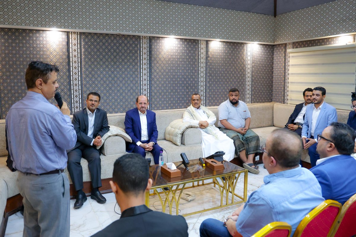 رئيس #مجلس_الوزراء وزير الخارجية وشؤون المغتربين الدكتور <a href="/Shaya_Zindani/">د.شائع الزنداني</a> يؤكد أن العلاقة بين الحكومة والإعلام ليست علاقة ظرفية، بل شراكة أصيلة في معركة الوعي وبناء الدولة، وذلك خلال أمسية رمضانية ضمّت نخبة من الصحفيين والإعلاميين، تعهّد فيها بالتزام الحكومة ببناء جسور علاقة وشراكة