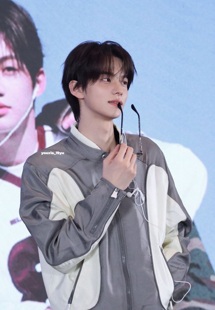 .•_• tweet media