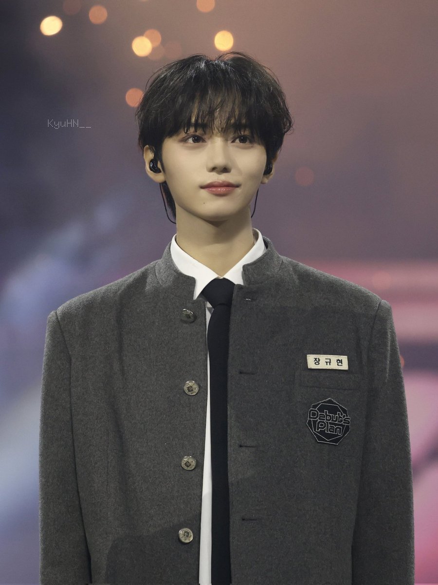 .•_• tweet media