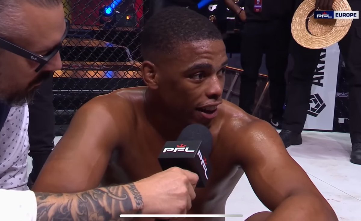 Imai_mma's tweet photo. "Les gars j'ai que 24ans, je viens de prendre un ex champion UFC je ne refuse aucun defi c'est la mentalité Luffy Kaisoku oni owea naru. Je me suis blessé la semaine dernière mais j'ai pas voulu annuler par respect pour vous !* 

*Puis il fond en larmes* 

*Boris et Tarek applaudissent à l'arriere avec un sourire malicieux* 

*ugo vidal avec un survetement PXP fait un post insta retraçant la fightweek*