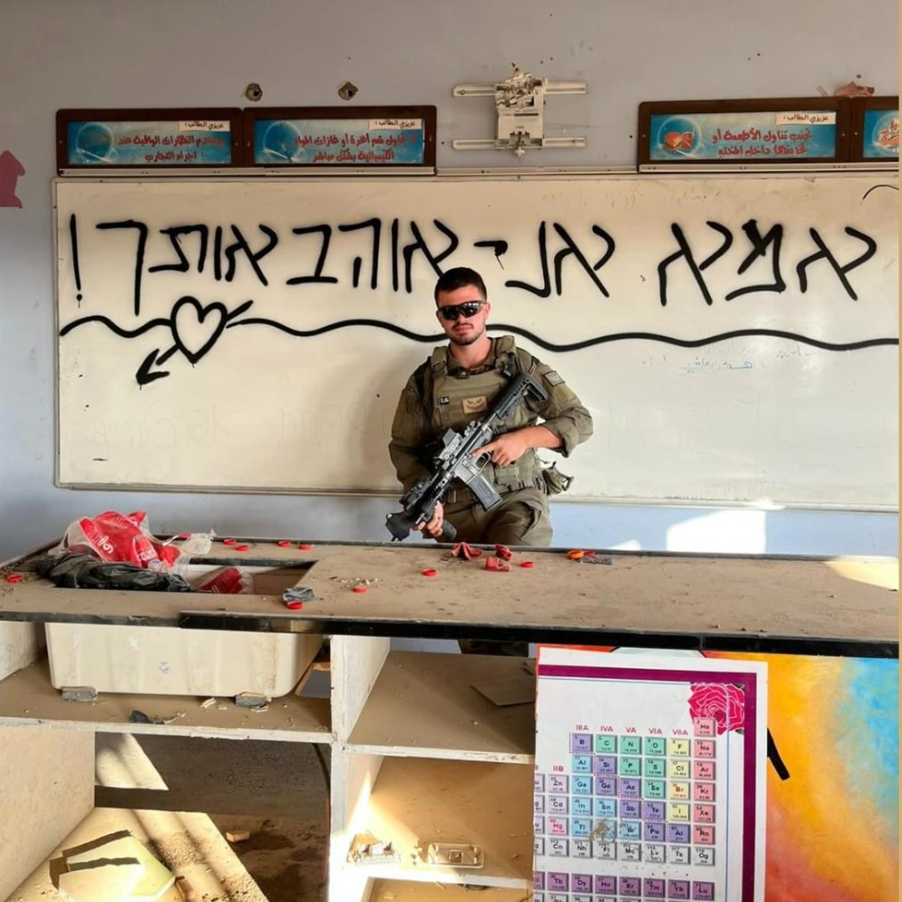 Fotoğraftaki kişi Eldar Amedi (Golan)’dır. Gazze’de bir okulda poz verdiği görülmektedir. Hâlen İsrail ordusunda aktif görev yapmaktadır.

Geçtiğimiz günlerde paylaştığımız siyonist aileye mensup bu şahsın fotoğraflarına yakından bakınız. Söz konusu kişilerin Türkiye Cumhuriyeti