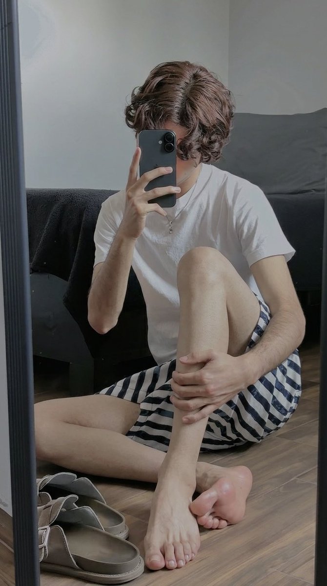 ticklemesoft19's tweet photo. Suggar daddy or feet slave? 👣💲🤔 https://t.co/oLsUxCIAZm