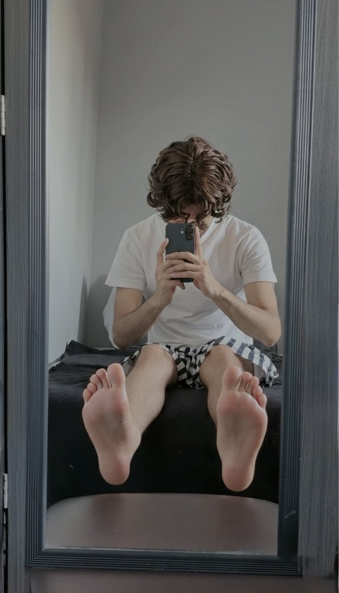 ticklemesoft19's tweet photo. Suggar daddy or feet slave? 👣💲🤔 https://t.co/oLsUxCIAZm