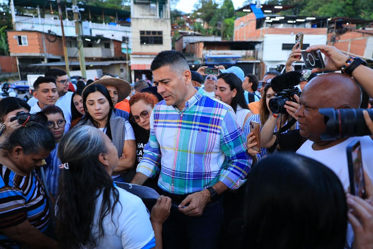 VoluntadPopular's tweet photo. Nuestro hermano Freddy Superlano en el Rodeo I exigiendo la libertad de todos los presos políticos en Venezuela.

#QueSeanTodos ✊ https://t.co/9r2HhrBKnY