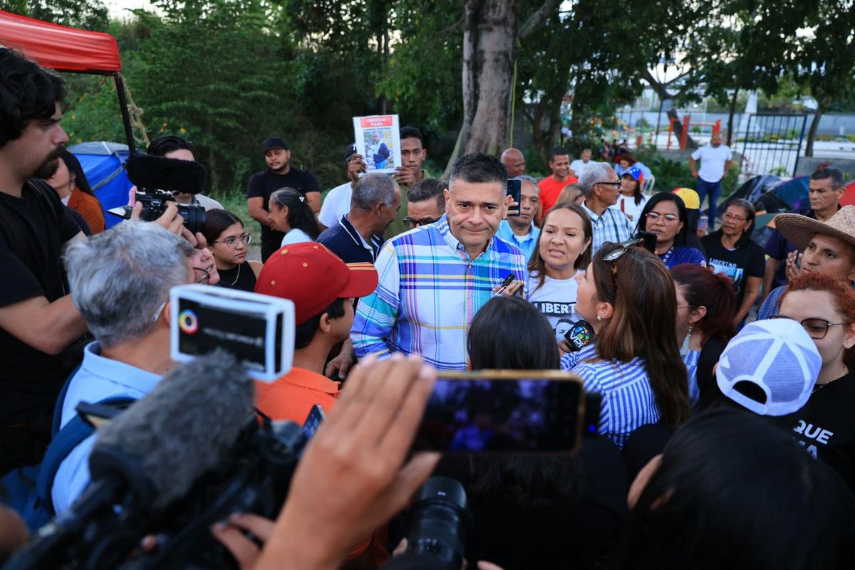 VoluntadPopular's tweet photo. Nuestro hermano Freddy Superlano en el Rodeo I exigiendo la libertad de todos los presos políticos en Venezuela.

#QueSeanTodos ✊ https://t.co/9r2HhrBKnY