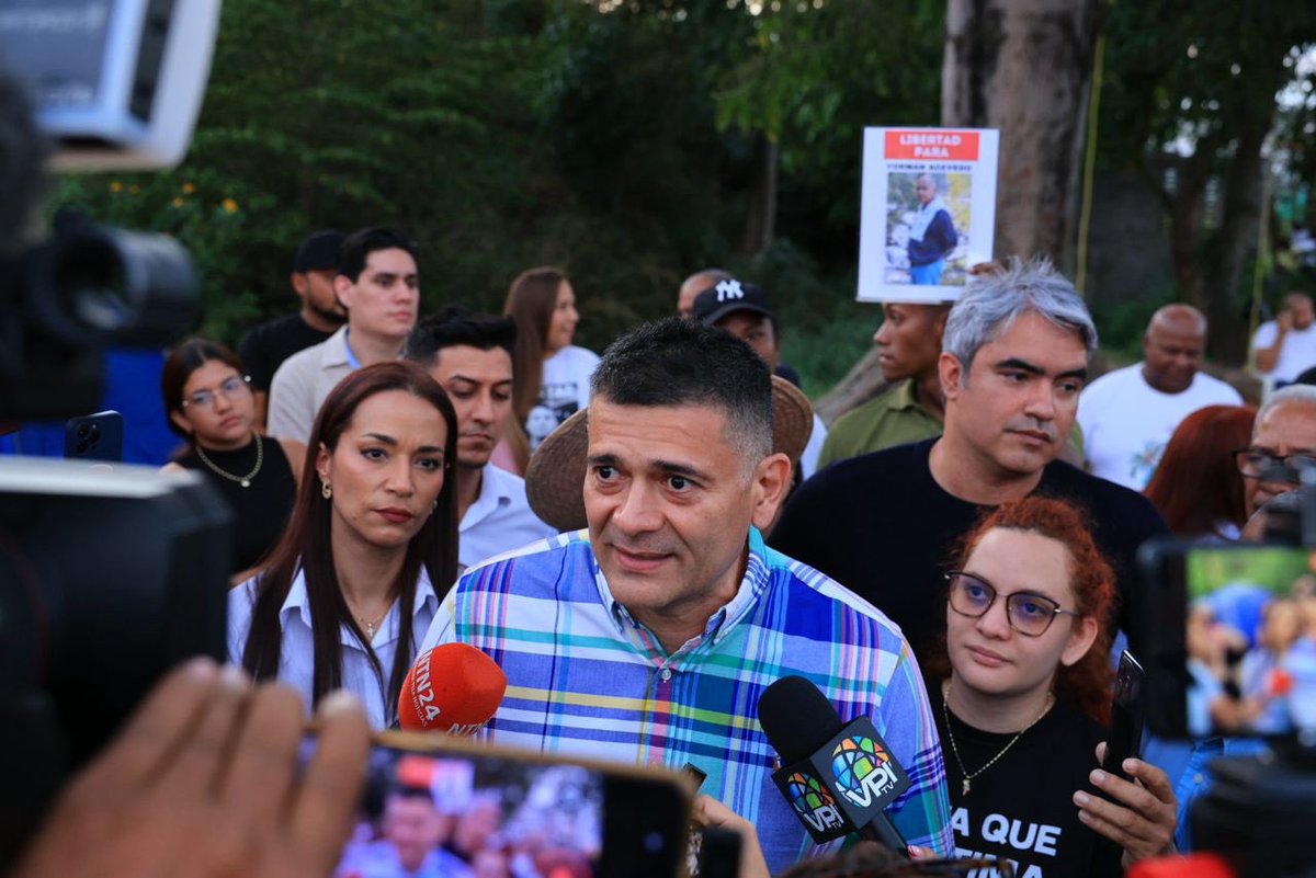 VoluntadPopular's tweet photo. Nuestro hermano Freddy Superlano en el Rodeo I exigiendo la libertad de todos los presos políticos en Venezuela.

#QueSeanTodos ✊ https://t.co/9r2HhrBKnY