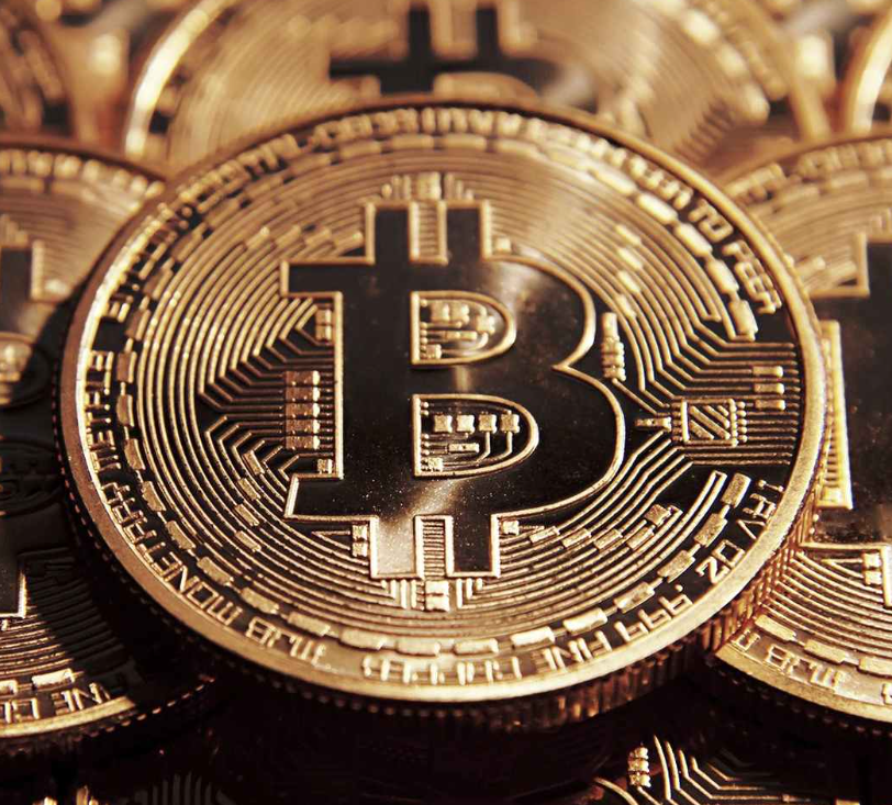 Optivest_Global's tweet photo. Savaş gündemde ama BTC güçlü kalıyor.

Savaş var ama BTC düşmüyor.
Çünkü piyasa haberi değil, likiditeyi fiyatlar.

Eğer en kötü senaryo zaten fiyatlandıysa,
manşetler düşüş getirmez.

Piyasa sizce neyi fiyatlıyor?
• Likidite mi?
• Faiz indirimi beklentisi mi?
• Hedge talebi mi?
Yorumlarda konuşalım.
#Bitcoin