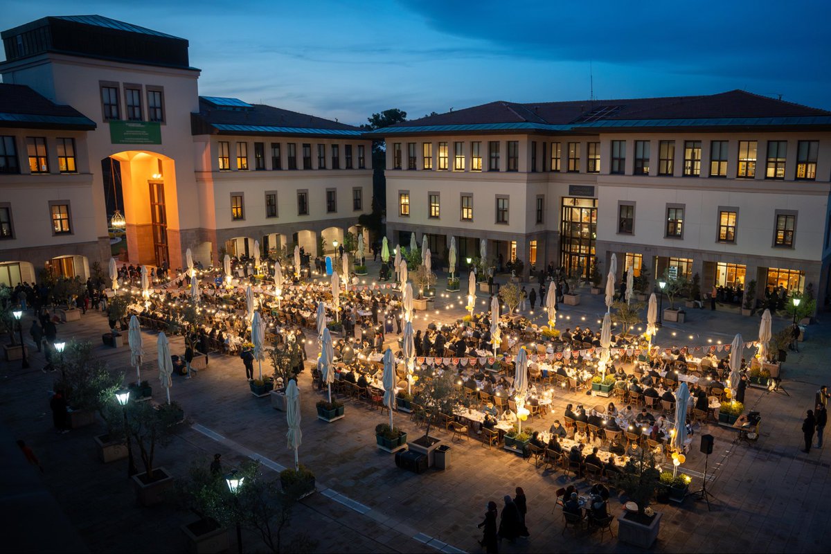 RamadanAtKoc's tweet photo. Her yıl olduğu gibi bu sene de 5. Geleneksel Koç ��niversitesi İftarımızda bir araya geldik.

Bu kıymetli akşamda, organizasyonun ger��ekleşmesi için emek veren tüm gönüllü arkadaşlarımıza ve soframızı paylaşarak birlik duygumuzu güçlendiren herkese gönülden teşekkür ederiz. Birlikte aynı sofrada buluşmanın, muhabbeti ve dayanışmayı çoğaltmanın mutluluğunu yaşadık.

Seneye daha kalabalık sofralarda, Filistin ve tüm mazlumların özgür olduğu bir göğün altında yeniden buluşmak dileğiyle. #koçüniversitesi #ramazan #iftar #kocuni