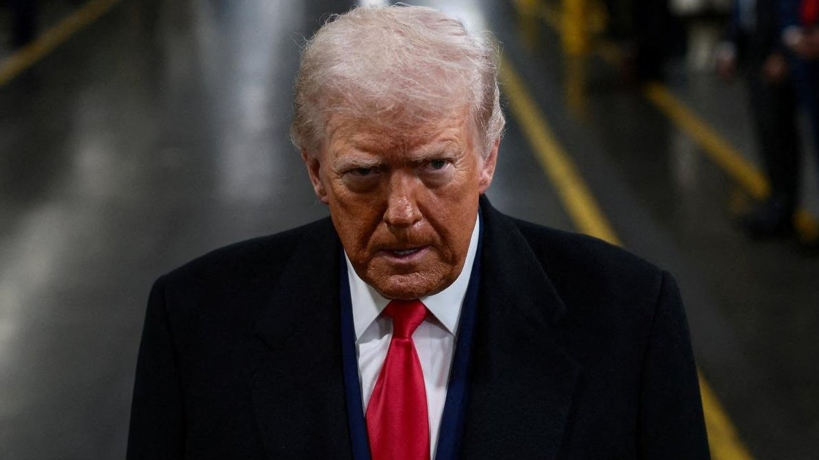 Aktivist Ayçin Kantoğlu ;

-"Rezil, Kepaze Bir Adam Dünyaya Zorbalık Ediyor. Söylenenlere Göre T*rumpın Çocuklara Tecavüz Ederken Onlarca Görüntüsü, Onları Ölümle Tehdit Edişi İfşa Olmuş.."
-"Sonunuz Dünyada Rezillik Ahirette Kepazelik Olsun.
Cehennem Paklar Sizi!"