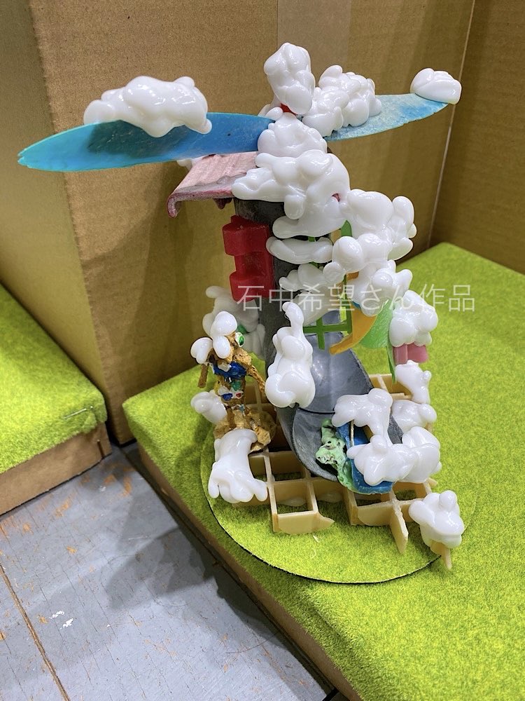 Gallery Blue 3143（南青山）で開催されている、石中希望さんの個展「ハウスナンデス展」へ。

砂浜で拾ったガラクタを使用して作った家々には雪がこんもりと積もっています。

ガラクタたちを愛しく思う優しいまなざしが伝わってくるような作品でした。

2026/3/3(火)まで。