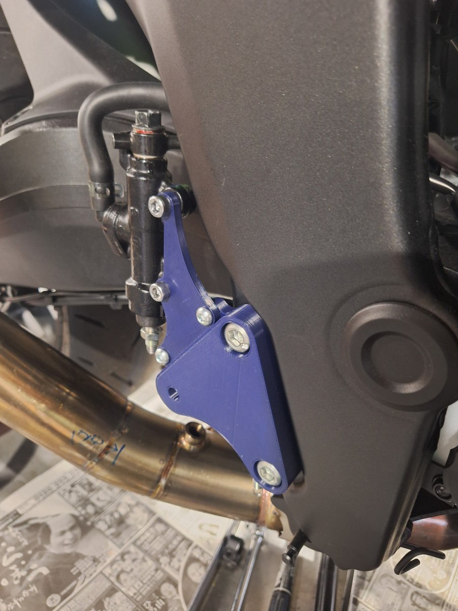 毎度です。

今朝のCB1000Fです。

写真はチタンプレスサイレンサーのステーと3Ⅾプリンターで作ったバックステップのサンプルです。

大阪モーターサイクルショーに間に合うか少し不安です。笑

まぁ、毎回の事なので大丈夫でしょう！

本日もよろしくお願いいたします。