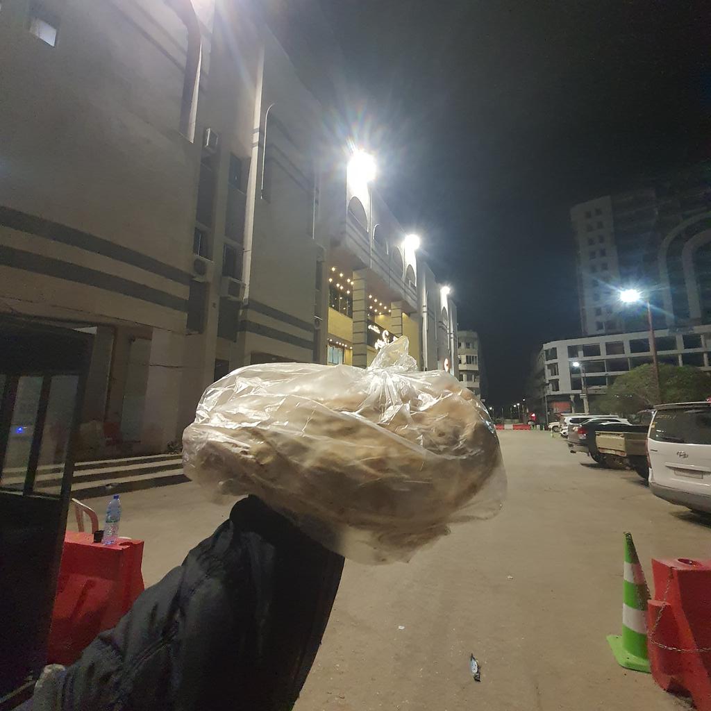 3BD_awal's tweet photo. من شوي تذكرت إنو ما عندي خبز للسحور، نزلت افتل حوالي الساعة وجورة الشياح، وكل المحلات مسكرة.
خطرلي وقف عند قيادة الأمن الداخلي وأسأل الشباب الواقفين إذا في فرن قريب
الشباب الله يجزيهم الخير قالولي: “استنى شوي، نحنا موصّيين على خبز للفرع، خُود منه قد ما بدك.”

الله يعزك يا ثورة 💚 https://t.co/PhbXxRzYCl