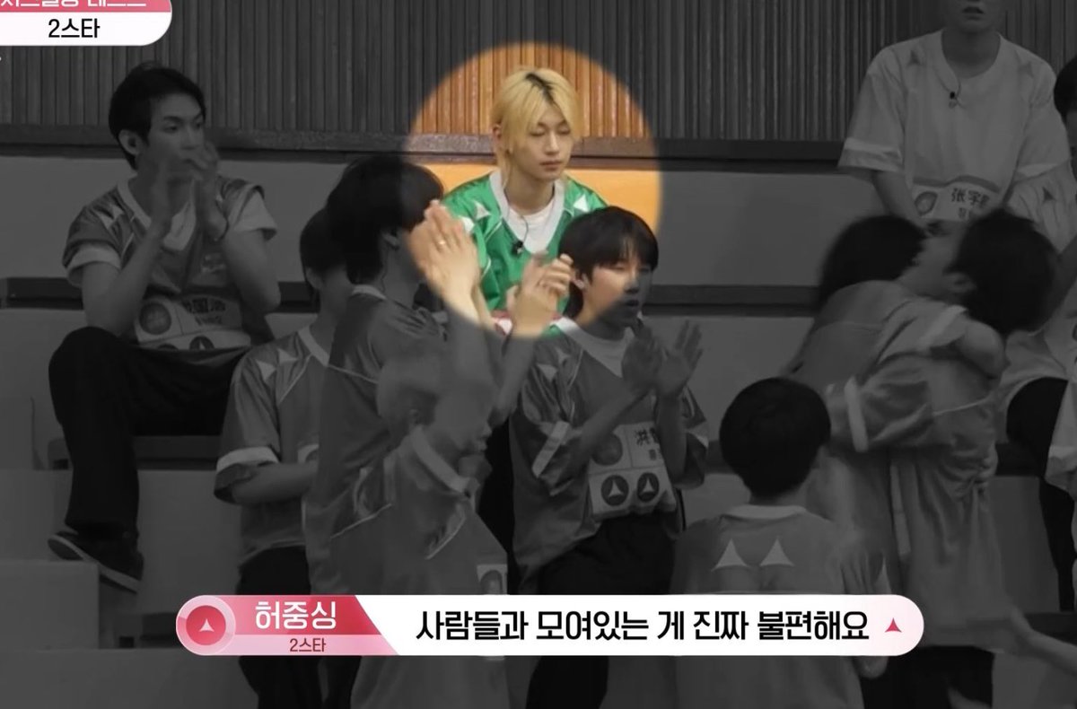 Lee4ang_'s tweet photo. 어떡하지 학교온지 10분됐고 지금 상태이럼 https://t.co/vkrR0XQCld