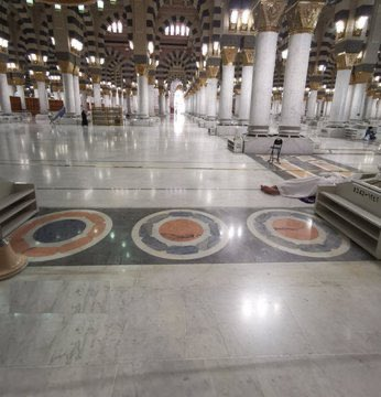 Medine Mescid-i Nebevi’deki bu üç işaretin aziz bir hatırası var.

Burayı görmek kolay değil çünkü çoğu zaman halıların altında kalıyor. Ancak şansınız varsa bazen temizlik zamanlarında halılar kaldırıldığında görebilirsiniz. Bu üç işaretin olduğu yerde Medineli sahabe Ebu Talha