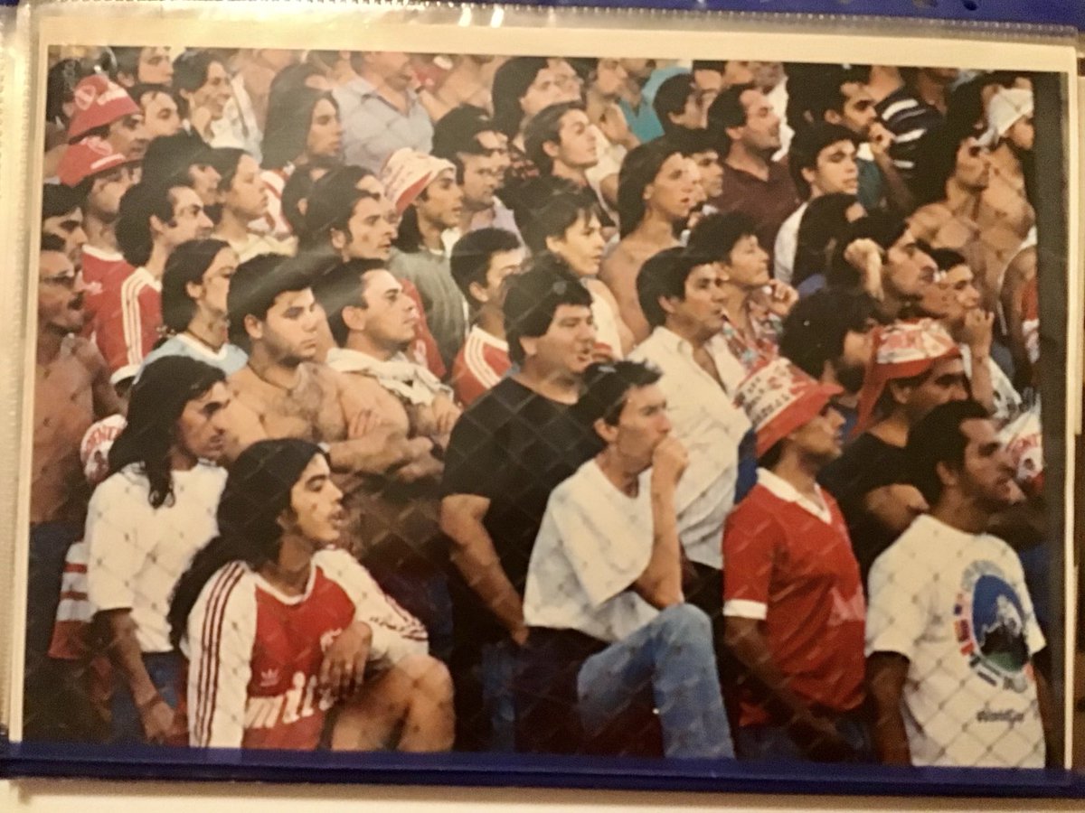 TANODEIBIZA's tweet photo. Esta es una foto en la que salgo con amigos. Es mediados de los 90, creo que un partido contra River o Racing, en la popular de la Visera a la altura del túnel de los visitantes. La sacó un fotógrafo desde adentro de la cancha. Capaz alguien se encuentra. #Independiente #buscate https://t.co/weHwANDWGl