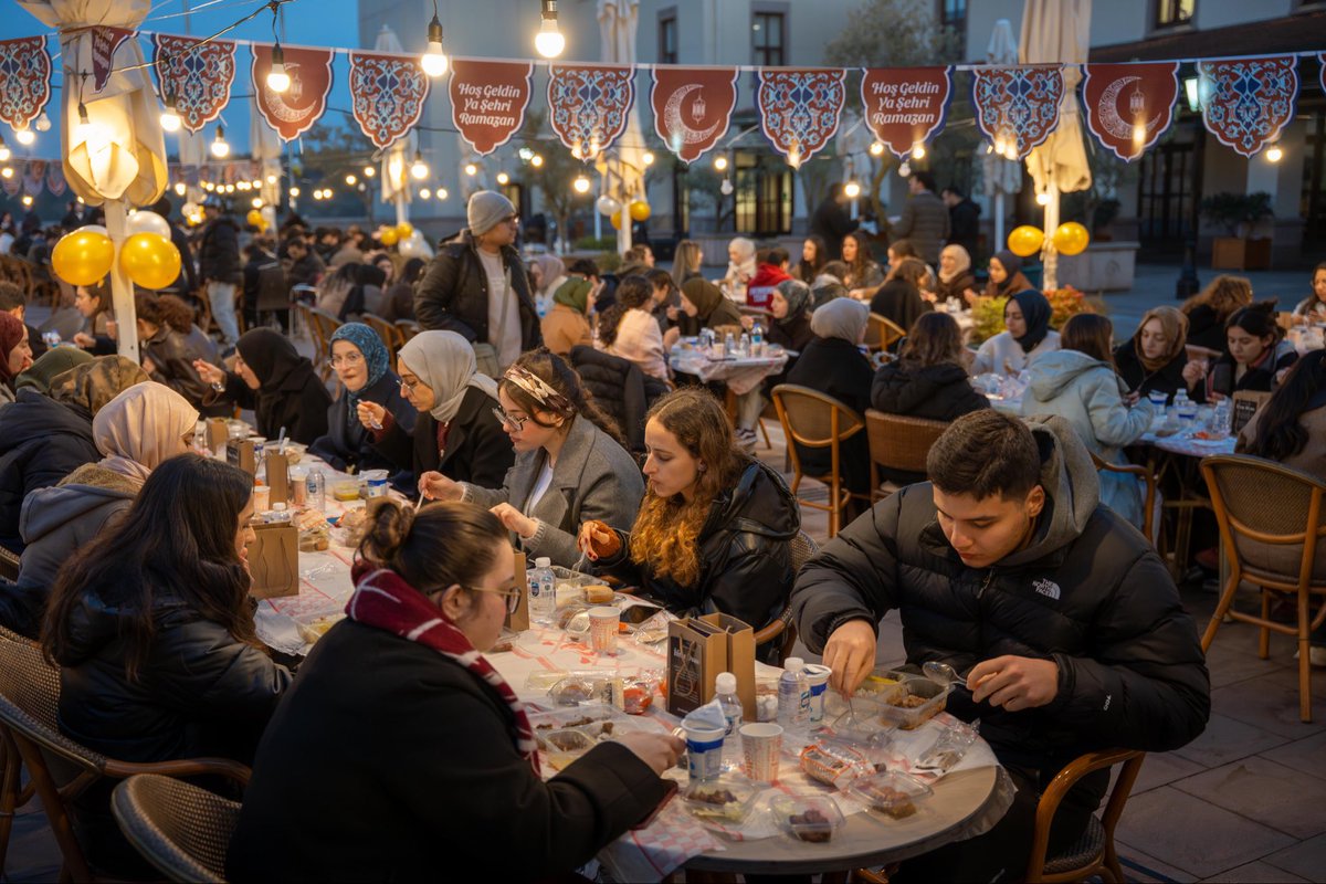 kubbekulubu's tweet photo. Her yıl olduğu gibi bu sene de 5. Geleneksel Koç Üniversitesi İftarımızda bir araya geldik.

Bu kıymetli akşamda, organizasyonun gerçekleşmesi için emek veren tüm gönüllü arkadaşlarımıza ve soframızı paylaşarak birlik duygumuzu güçlendiren herkese gönülden teşekkür ederiz. Birlikte aynı sofrada buluşmanın, muhabbeti ve dayanışmayı çoğaltmanın mutluluğunu yaşadık.

Seneye daha kalabalık sofralarda, Filistin ve tüm mazlumların özgür olduğu bir göğün altında yeniden buluşmak dileğiyle. #koçüniversitesi #ramazan #iftar #kocuni