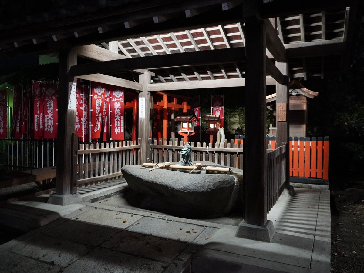 MadForMaple's tweet image. Shrine at night. A branch shrine of Sumiyoshi Taisha, this one located in Chidoribashi in #Osaka #Japan. I took this photo on December. #exploring #Kansai