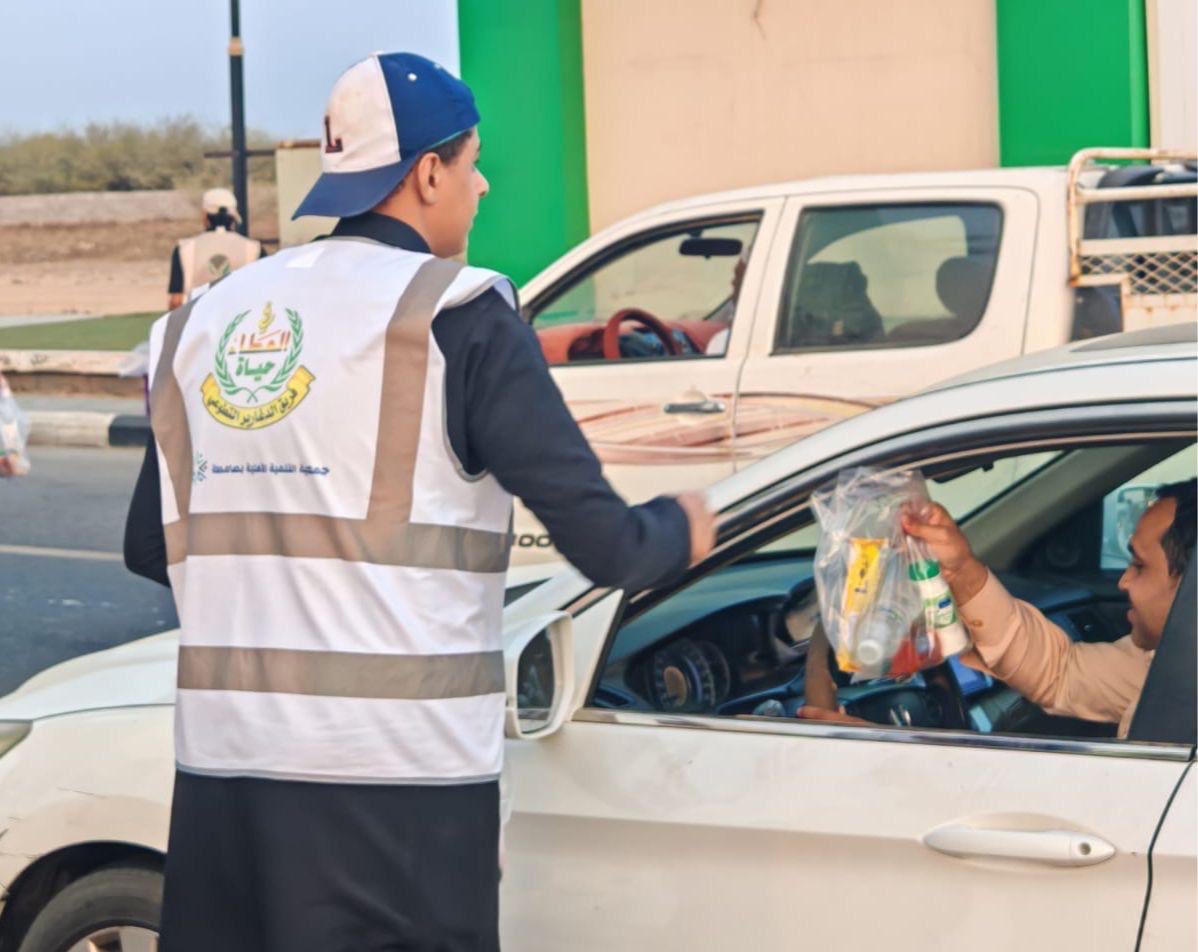 BirSamtah's tweet photo. ضمن المبادرات التطوعية في شهر رمضان  وزعت جمعية البر الخيرية بصامطة وجبات إفطار صائم على المسافرين على الطرقات وذلك ضمن جهودها لتعزيز التكافل الاجتماعي وتوفير وجبات جاهزة للمسافرين العابرين وقت أذان المغرب
بدعم من شركة المراعي وبالتعاون مع شعبة المرور بمحافظة صامطة وفرق التطوع https://t.co/G5sBU5L6KV