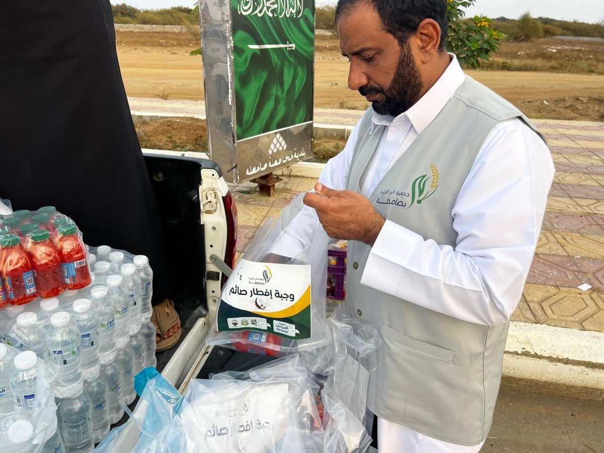 BirSamtah's tweet photo. ضمن المبادرات التطوعية في شهر رمضان  وزعت جمعية البر الخيرية بصامطة وجبات إفطار صائم على المسافرين على الطرقات وذلك ضمن جهودها لتعزيز التكافل الاجتماعي وتوفير وجبات جاهزة للمسافرين العابرين وقت أذان المغرب
بدعم من شركة المراعي وبالتعاون مع شعبة المرور بمحافظة صامطة وفرق التطوع https://t.co/G5sBU5L6KV