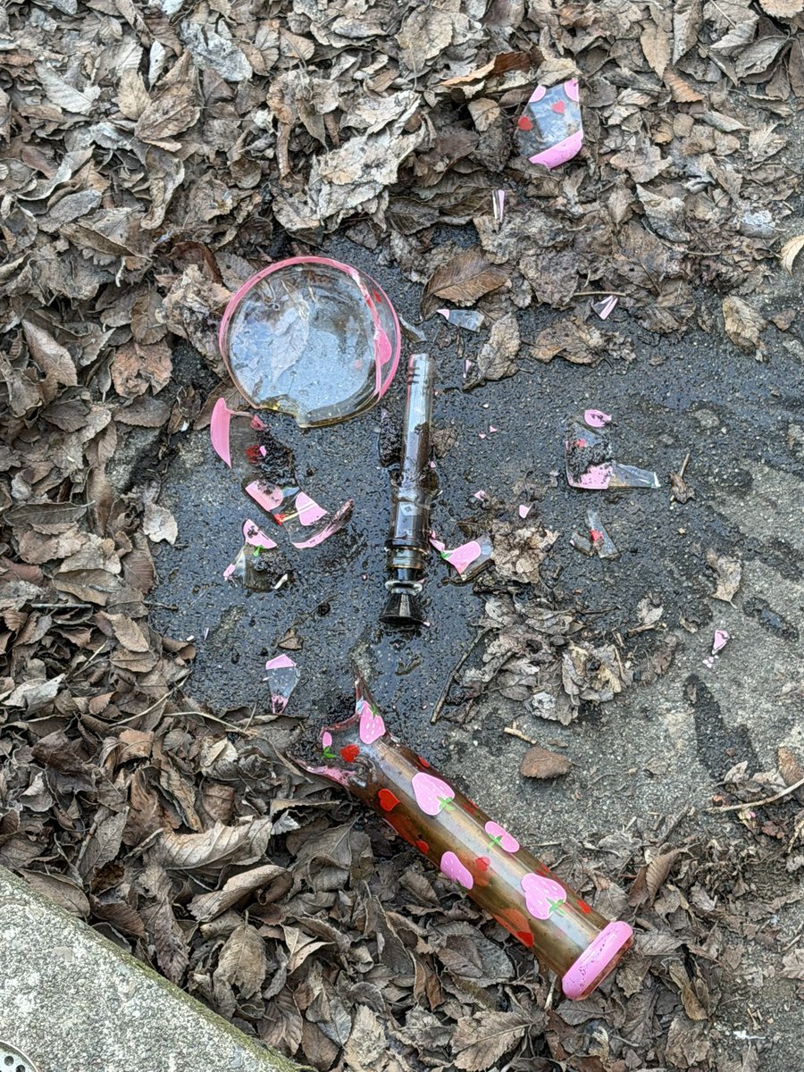 Welp she had a good run. I’m not too upset cause I’ve dropped my bong too many times, but today of all days wasn’t needed 

😭😭😭😭😭😭😭😭
