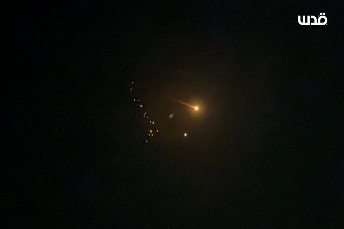 ferozwala's tweet image. #Breaking 
🚨💥Iranian rockets in the skies over #Tulkarm, as they head toward occupied Palestine.

#WestBank #Palestine 
#Iran #IRGC 
x.com/ferozwala/stat…