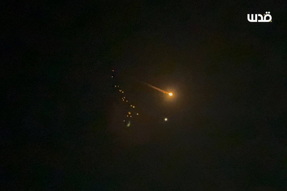 ferozwala's tweet image. #Breaking 
🚨💥Iranian rockets in the skies over #Tulkarm, as they head toward occupied Palestine.

#WestBank #Palestine 
#Iran #IRGC 
x.com/ferozwala/stat…