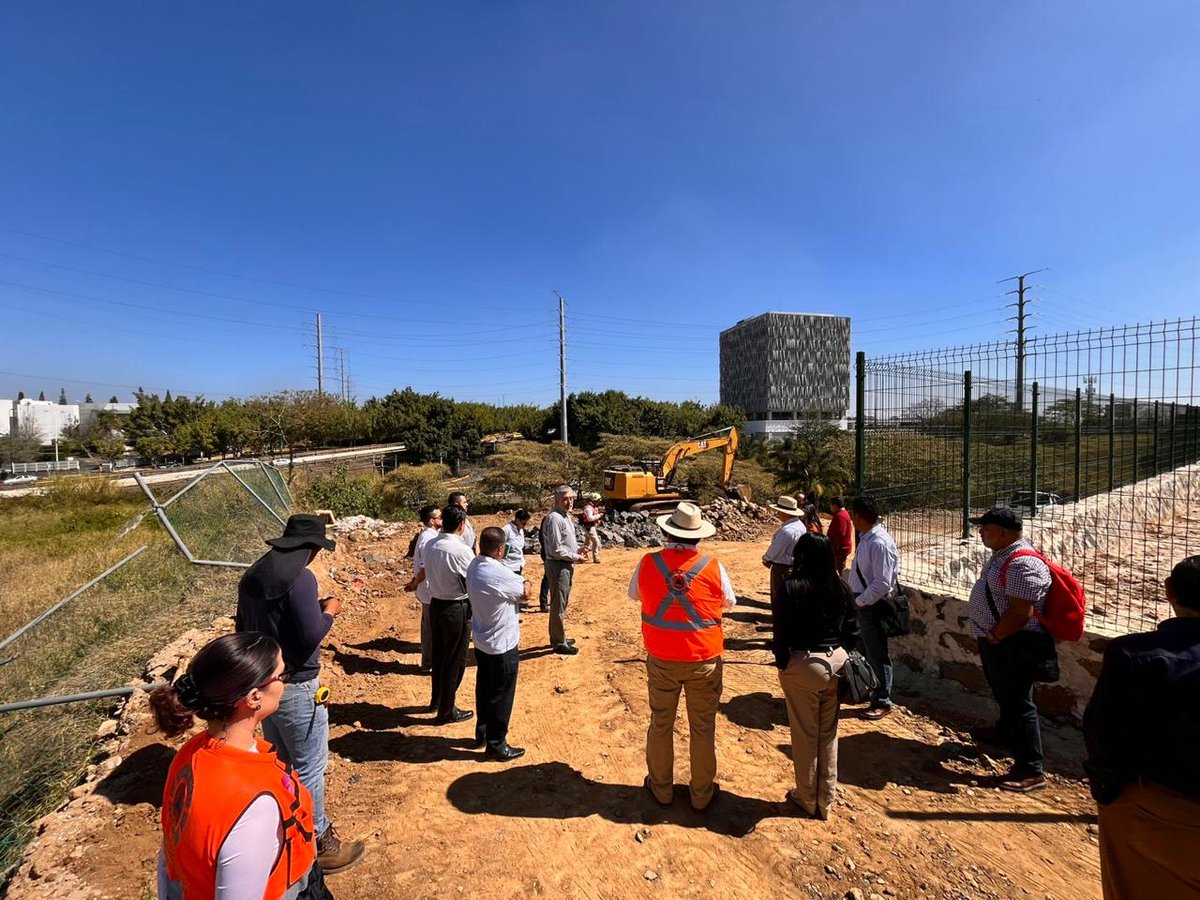 normal_ensv's tweet photo. La Secretaría de Educación de Veracruz, a través de su Unidad de Protección Civil, supervisó las obras en la Escuela Normal Superior Veracruzana Dr. Manuel Suárez Trujillo para garantizar la integridad de la comunidad en el próximo regreso a actividades presenciales. https://t.co/PX9E2oYd2m