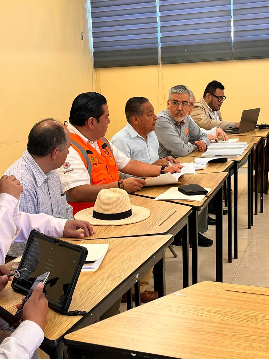 normal_ensv's tweet photo. La Secretaría de Educación de Veracruz, a través de su Unidad de Protección Civil, supervisó las obras en la Escuela Normal Superior Veracruzana Dr. Manuel Suárez Trujillo para garantizar la integridad de la comunidad en el próximo regreso a actividades presenciales. https://t.co/PX9E2oYd2m