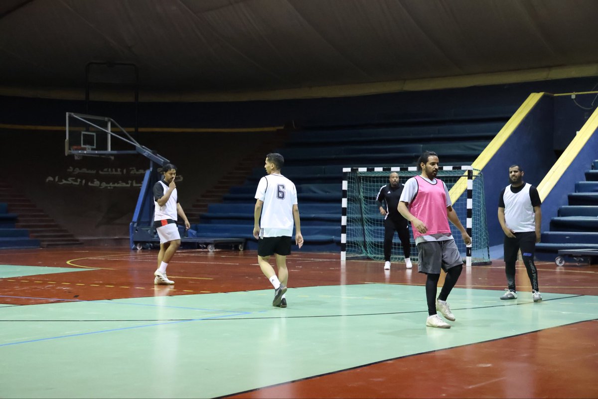 ksusport1's tweet photo. @dsa_ksu @_KSU @turkei1395 @rsksu @dsa_activities @Susfchannel اليوم الثاني من البطولة الرمضانية لكرة قدم الصالات لمنسوبي #جامعة_الملك_سعود، وسط أجواء حماسية وتنافس متصاعد بين الفرق المشاركة

#عمادة_شؤون_الطلاب https://t.co/6hcCd2JtMD