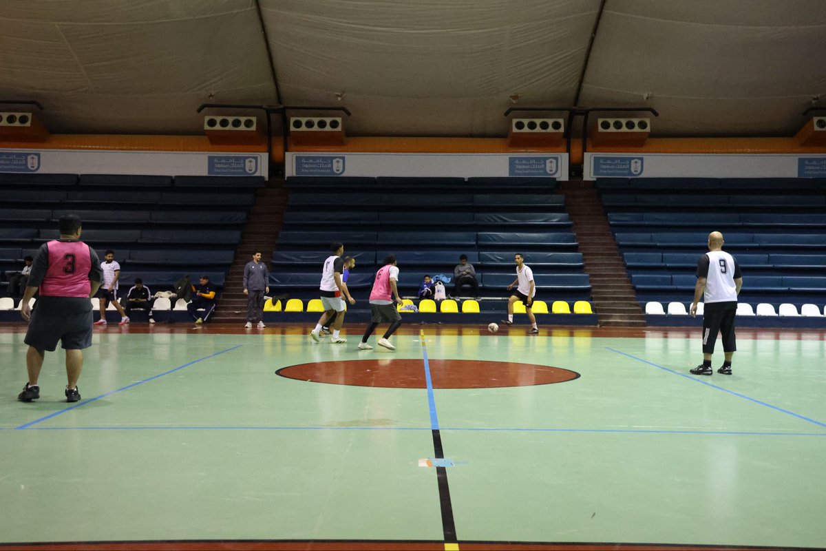 ksusport1's tweet photo. @dsa_ksu @_KSU @turkei1395 @rsksu @dsa_activities @Susfchannel اليوم الثاني من البطولة الرمضانية لكرة قدم الصالات لمنسوبي #جامعة_الملك_سعود، وسط أجواء حماسية وتنافس متصاعد بين الفرق المشاركة

#عمادة_شؤون_الطلاب https://t.co/6hcCd2JtMD