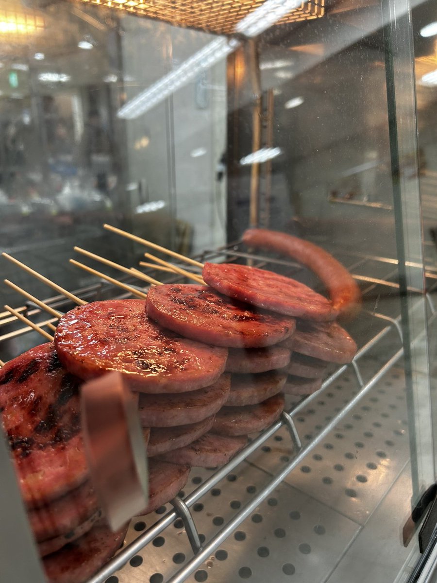 takedaham1954's tweet photo. 残り2日！
京王百貨店なにわ大阪うまいもんまつり🔥
​目の前で焼き上げる「タケトン串」を頬張れるのも、あと少しです🐷🤤
​お土産には、万博で限定販売してた人気の爽やかな「レモン」や「ゆず」フレーバーのハムもおすすめ🍋🍊
​【東京初出店記念】の限定セット！🍖
どれも超お買い得です✨ https://t.co/xyaVqrkiaw