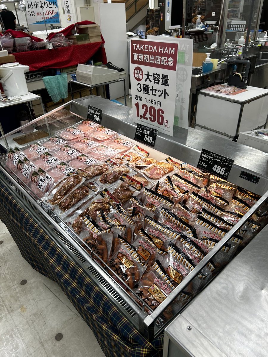 takedaham1954's tweet photo. 残り2日！
京王百貨店なにわ大阪うまいもんまつり🔥
​目の前で焼き上げる「タケトン串」を頬張れるのも、あと少しです🐷🤤
​お土産には、万博で限定販売してた人気の爽やかな「レモン」や「ゆず」フレーバーのハムもおすすめ🍋🍊
​【東京初出店記念】の限定セット！🍖
どれも超お買い得です✨ https://t.co/xyaVqrkiaw