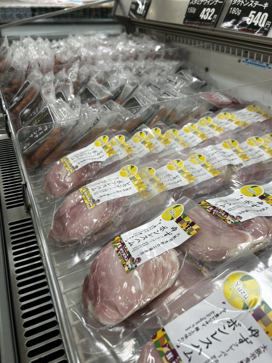 takedaham1954's tweet photo. 残り2日！
京王百貨店なにわ大阪うまいもんまつり🔥
​目の前で焼き上げる「タケトン串」を頬張れるのも、あと少しです🐷🤤
​お土産には、万博で限定販売してた人気の爽やかな「レモン」や「ゆず」フレーバーのハムもおすすめ🍋🍊
​【東京初出店記念】の限定セット！🍖
どれも超お買い得です✨ https://t.co/xyaVqrkiaw