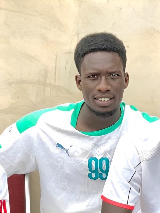 Lui, il était là avec nous sur la TL 221 🇸🇳
 Son nom c'est El Hadji Mamadou Cissé ( Burr joie ), tué le 2 Juin 2023 . 
Il avait obtenu un Visa pour étudier au Canada et il est mort sous les balles des nervis de <a href="/Macky_Sall/">Macky Sall</a> .

Repose en paix Frère 💔
Justice pour les martyrs ✊🏼