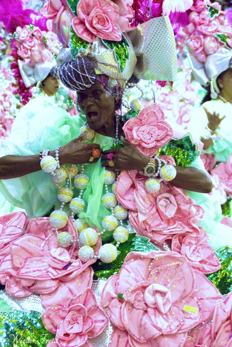 Salve Tia Suluca! Lendária baiana de Mangueira! 💚🩷

📸 Wigder Frota