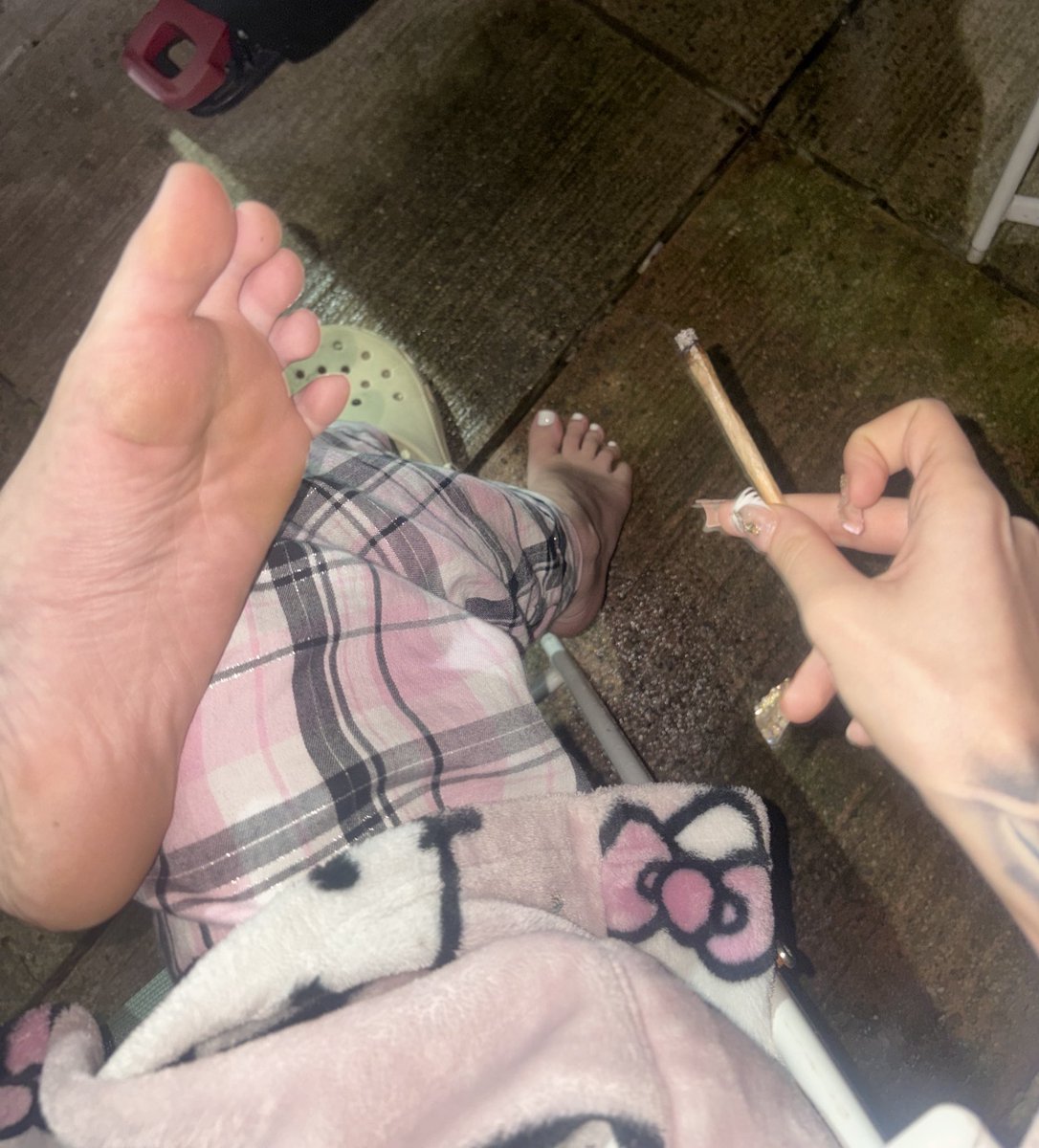 Who wants to be my ashtray? 💨