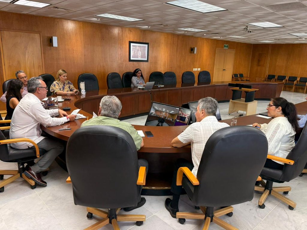 RigoSalgadoV's tweet photo. Hoy nos reunimos con las Directoras y los Directores Generales de @Conapesca para revisar avances y empujar juntos las acciones que el sector necesita.

Cuando una institución se ordena por dentro, puede servir mejor hacia afuera.
Seguimos avanzando. https://t.co/0vWHo72B6f