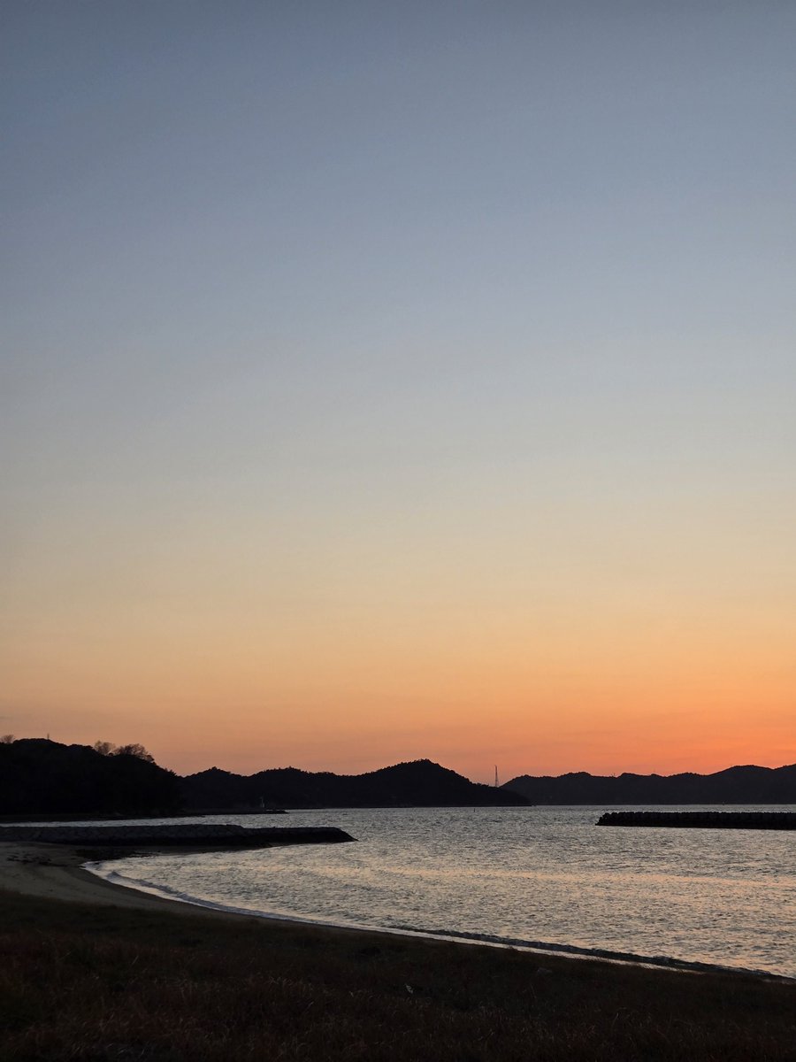 瀬戸内海の日の入り。
対岸が見えるけど海。内海。
#プレ果て は、～3/8...
よろしくお願いいたします！