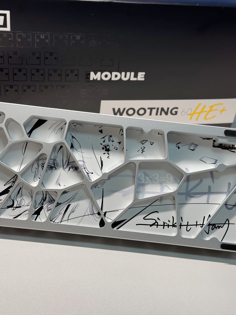 setuprio's tweet image. Crystal &amp;amp; Creamy. ☁️💜

​• Wooting 60HE+ Module
• SoraV2 Case
• XVX Jelly R2 Creamy White ➕ Clear crystal purple Keycaps

​Peak performance. ⚡️
#xvx #keyboard #desksetup #wooting #keycaps