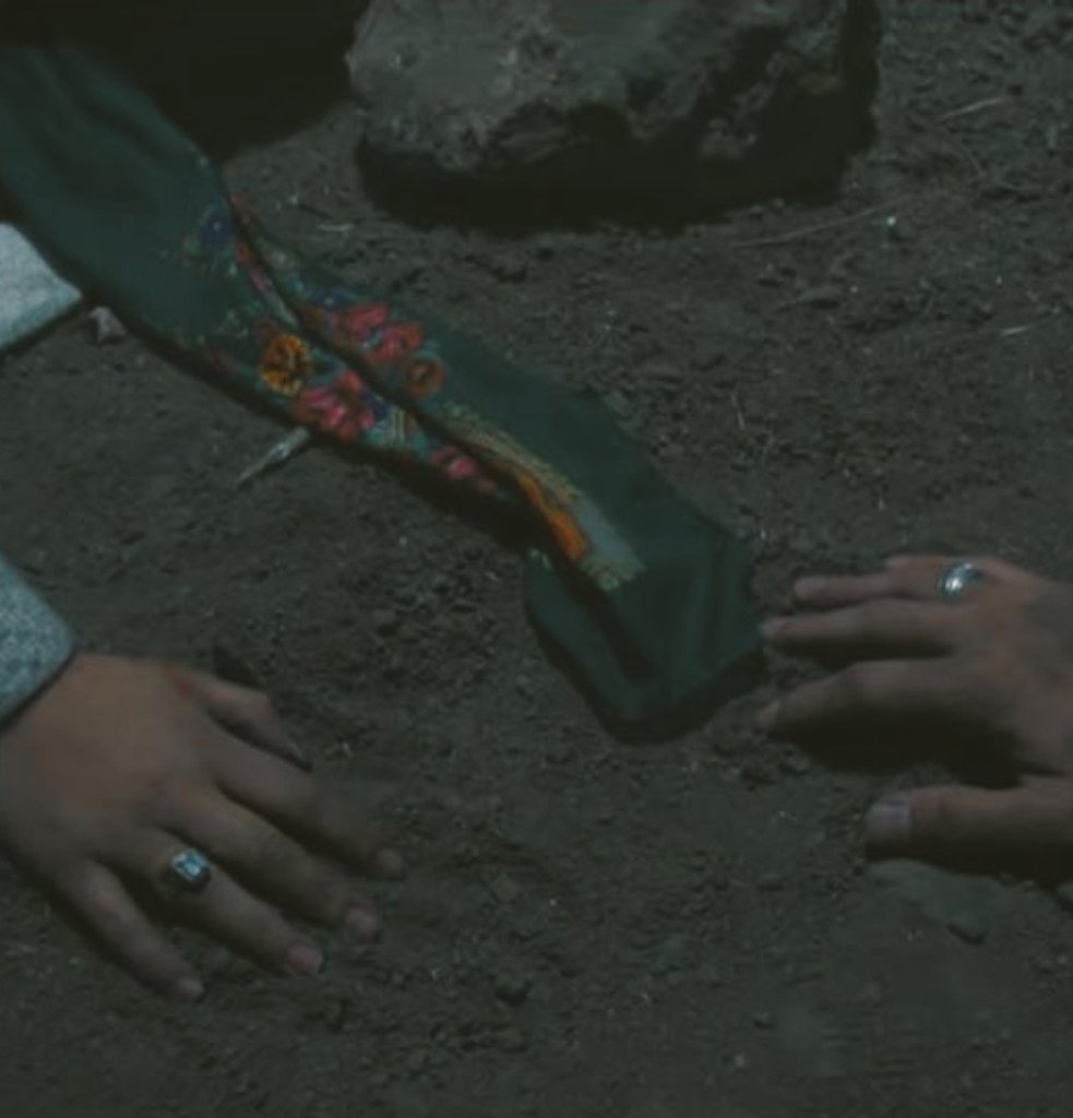 Yerdeki parmak izlerine bakılırsa tam bayılmadan o acıyla ellerini kavuşturmaya çalışmışlar 😢😭 
#yılser