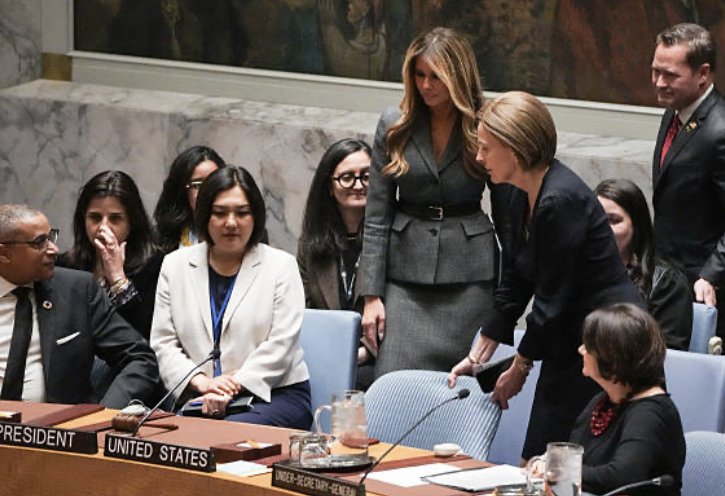 AlbertValeroE's tweet photo. 🇺🇲🇺🇳 «La paz duradera se logrará cuando el conocimiento y la comprensión se valoren plenamente en todas las sociedades».
Primera Dama de Estados Unidos, Melania Trump, Preside por primera vez el Consejo de Seguridad de la ONU https://t.co/YNkTiD2VLT
