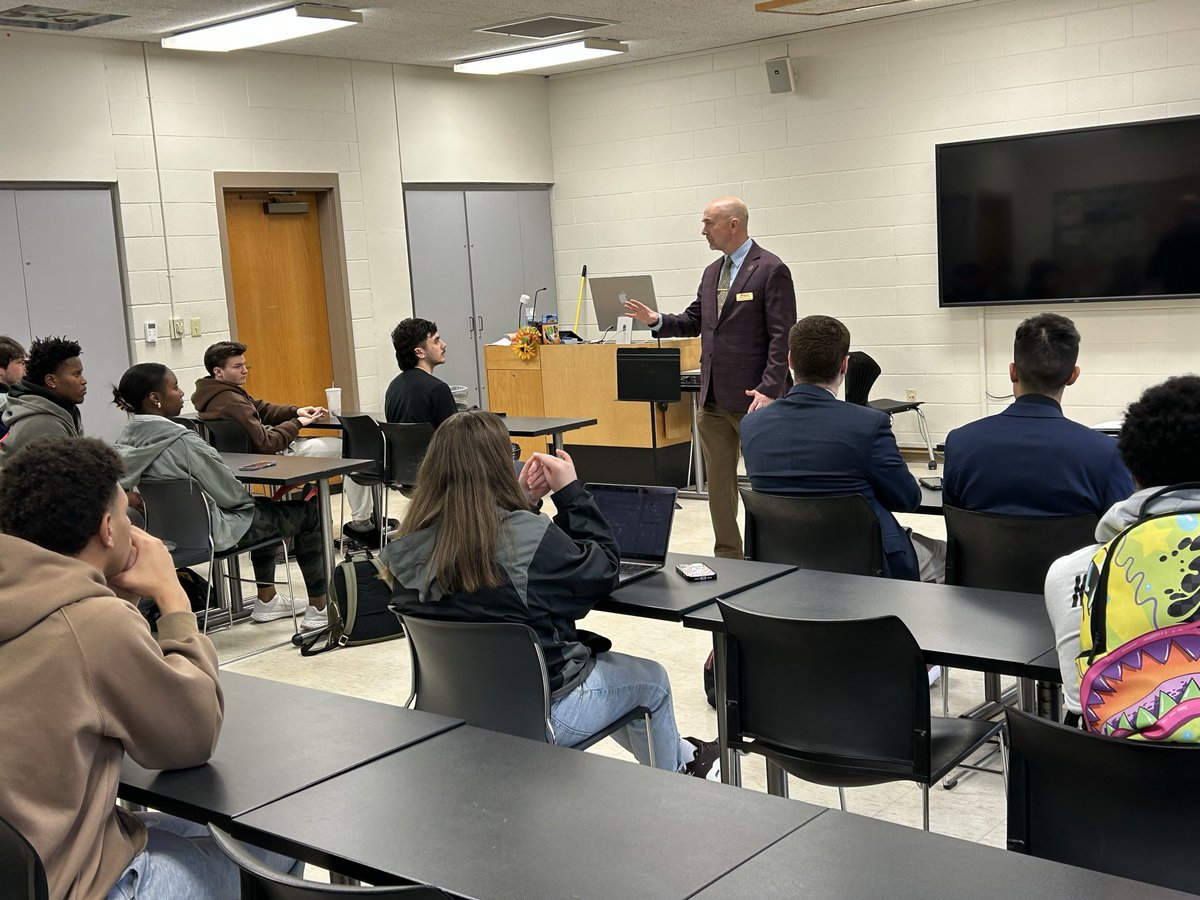 Great to have <a href="/CoALatAPSU/">College of Arts & Letters - APSU</a> Dean <a href="/buzzhoon/">Buzz Hoon</a> visit my Sports Announcing class today and share tips about the “Art of Interviewing.”  <a href="/APSU_SportsNet/">Austin Peay Sports Network</a> <a href="/apsucommdept/">APSU Comm Dept</a>