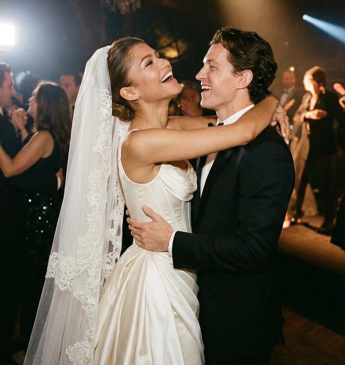 Que pensaba que las fotos de Zendaya y Tom Holland eran IA y son de verdad. Quiero llorar. El mundo está sanando 🥹🥹🥹🥹❤️‍🩹❤️‍🩹