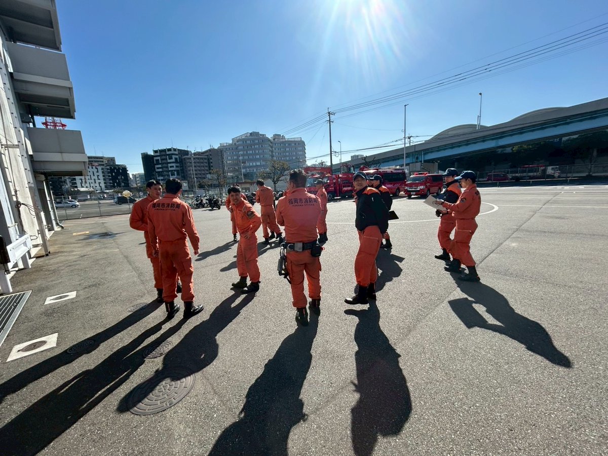 chikuta119's tweet photo. 2月12日、筑紫野太宰府消防本部は福岡市消防局機動救助隊と合同で救助訓練を実施しました。
今回の想定は、福岡県内で大規模地震が発生し、建物の地下部分に要救助者2名が取り残されているという状況を想定し訓練を実施しました。 https://t.co/Q9U2pULQ6W