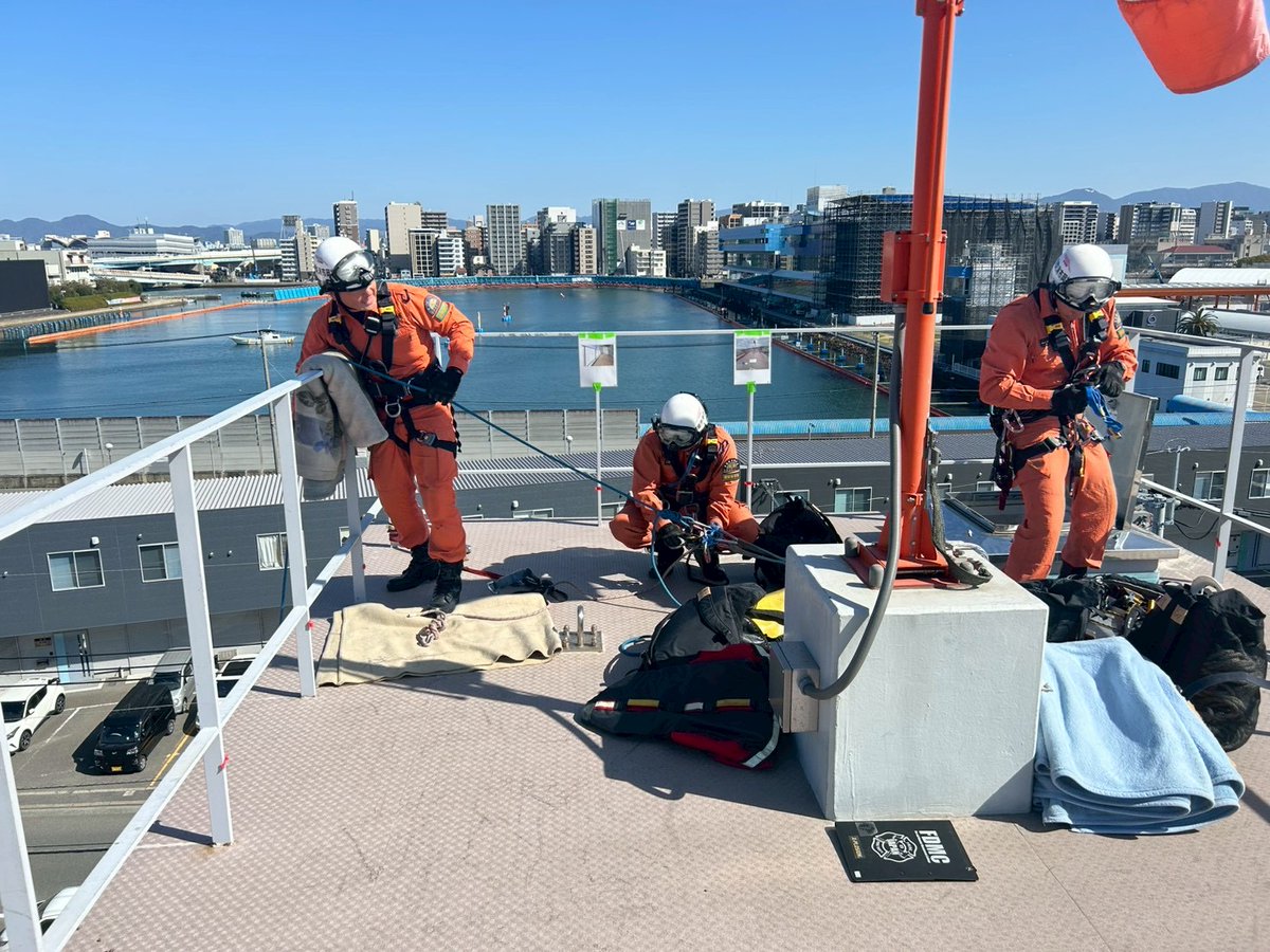 chikuta119's tweet photo. 2月12日、筑紫野太宰府消防本部は福岡市消防局機動救助隊と合同で救助訓練を実施しました。
今回の想定は、福岡県内で大規模地震が発生し、建物の地下部分に要救助者2名が取り残されているという状況を想定し訓練を実施しました。 https://t.co/Q9U2pULQ6W