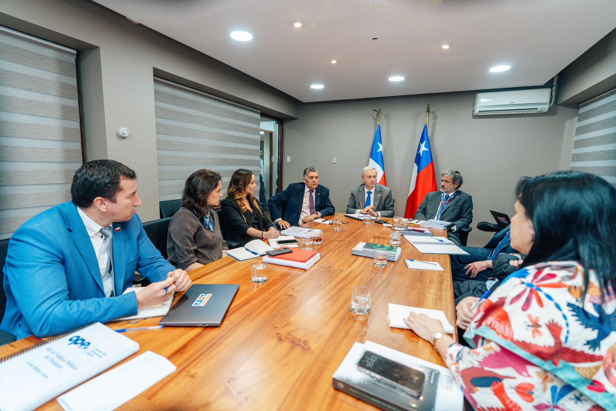Hoy conformamos el Comité de Seguridad y el Comité Político junto a distintos Ministros. Todos los lunes pondremos en el centro de la acción de gobierno, la búsqueda de soluciones a la emergencia en seguridad, económica y social. 🇨🇱