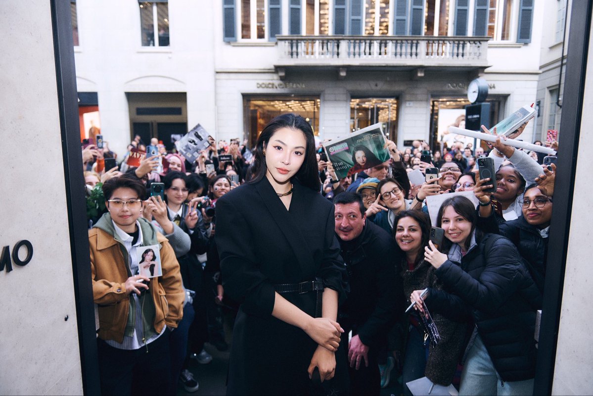 Fayemily times 💛🌻 

@ferragamo

#Ferragamo
#FerragamoFW26 
#FayeXFerragamo