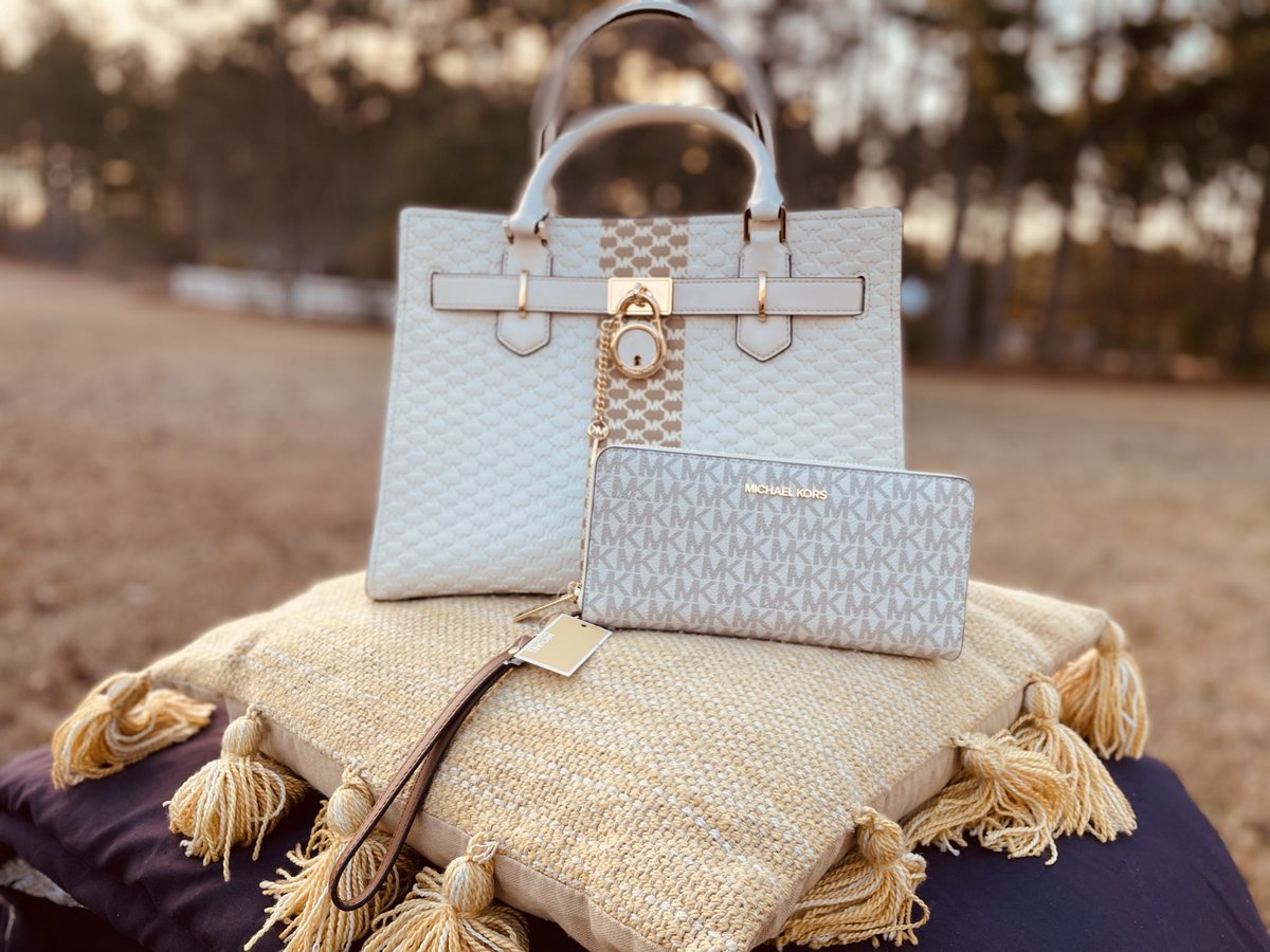 Bobby_Steamboat's tweet photo. @DesireToSee She deserves a purse with her bag of tricks! Why don’t you get your girl a purse?  https://t.co/ISmOn04ZV5 Treat her like she won a championship! 🏆👜🥇 https://t.co/6k9Wz3UrBR